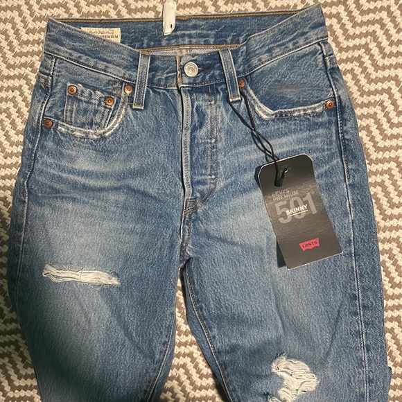 NWT. Levi’s Distressed High Rise Skinny Jean - Picture 3 of 4